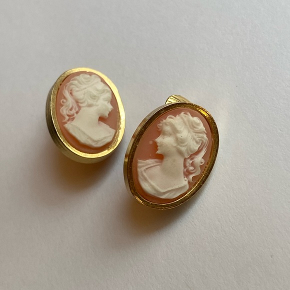 Vintage cameo clip-on earrings - Picture 2 of 10